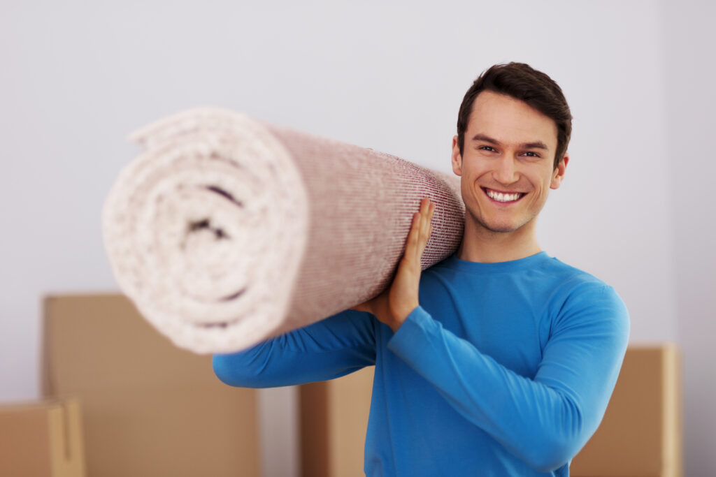 Profesjonalna firma sprzątająca pierze dywan w prywatnym domu